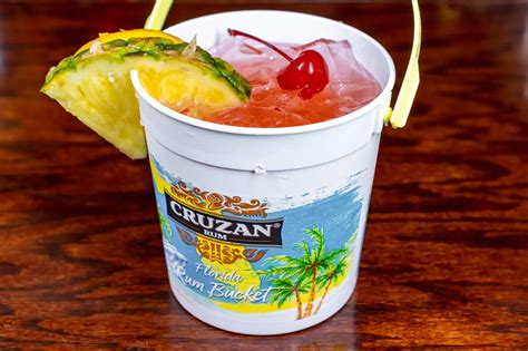 Mad Pub | Madeira Beach Bar & Pub