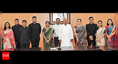 Ias: 10 IAS officers of 2021 batch meet CM | Patna News - Times of India