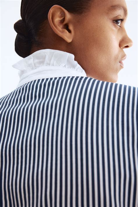 Blouse met volantkraag - Marineblauw/wit gestreept - DAMES | H&M NL