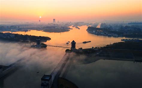 背有靠山前有流水图片-图库-五毛网