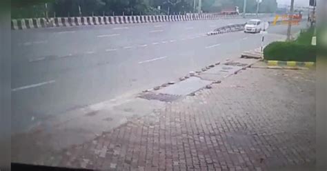 uncontrolled car rammed into standing truck in hapur watch live ...