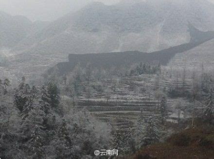 航拍云南镇雄县凉水村山体滑坡现场 堆积体如瀑布倾泻进村 - 天气网