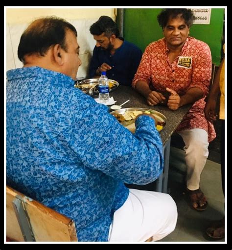 ಹುಬ್ಬಳ್ಳಿಯಲ್ಲಿ ಜೋಳದ ರೊಟ್ಟಿ ಸವಿದು 'ಕರಿಮಣಿ ಮಾಲೀಕ ನೀನಲ್ಲ' ಎಂದು ಹಾಡು ಹೇಳಿದ ...