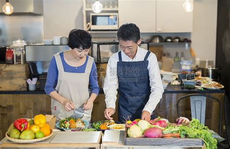 年轻父母与孩子一起在厨房做饭高清图片下载-正版图片500441081-摄图网