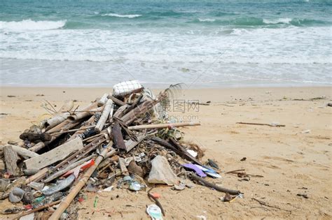 海滩上肮脏垃圾造成环境污染导致浪费的回收高清图片下载-正版图片307540089-摄图网