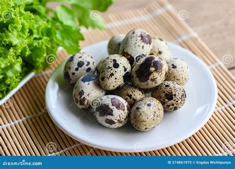 Huevos Cocidos Comida Huevos De Codorniz En Placa Blanca Desayuno ...