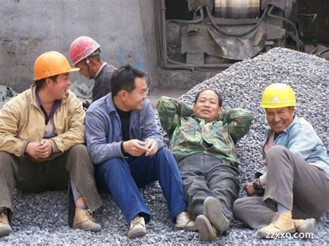 1月7日，重庆南岸邮电大学扩建项目拖欠农民工工资大半年。 大量的工人们聚集在邮电大学门外讨薪一直持续到天黑 - YouTube