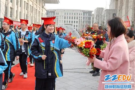 郑州市第四高级中学举行高三学生十八岁成人礼：少年奔向青云，青春不止百日--新闻中心