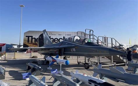 俄新型五代戰機亮相莫斯科航展，普京稱讚俄航空工業潛力巨大 - 每日頭條