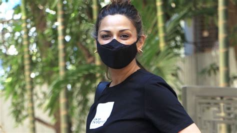 Sonali Bendre Behl proves that there's no going wrong with a black T ...