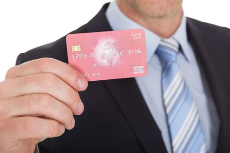 手持银行卡的人图片-拿着蓝色银行卡的人素材-高清图片-摄影照片-寻图免费打包下载