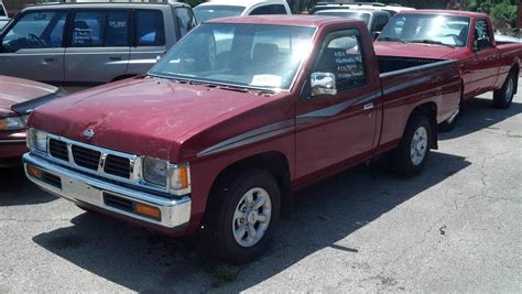 maroon, grey cloth interior, 4 cylinder, auto, 2 door, a/c, am/fm, bed liner, sliding rear ...