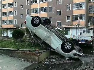 辽宁突发龙卷风 行驶中的车辆被卷起 的图像结果