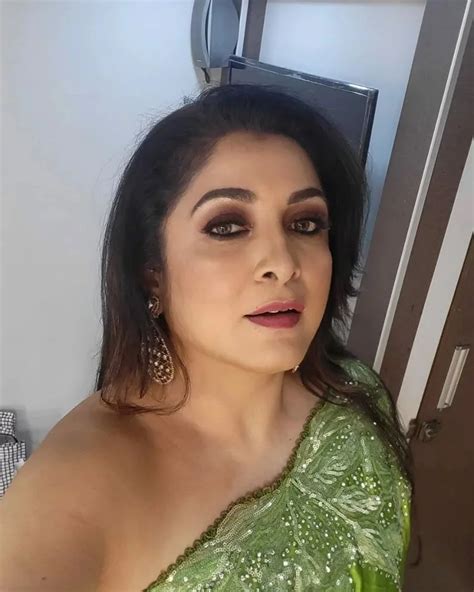 Ramya Krishna: రమ్యకృష్ణ వయసు తగ్గుతుందా.. అంటూ అందాలను అదేపనిగా ...