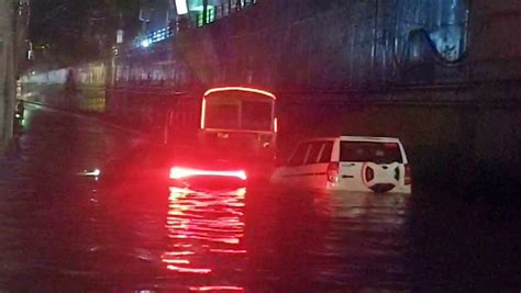 इटावा: बारिश के बाद अंडरपास में जलभराव, रोडवेज बस-कार और बोलेरो पानी ...