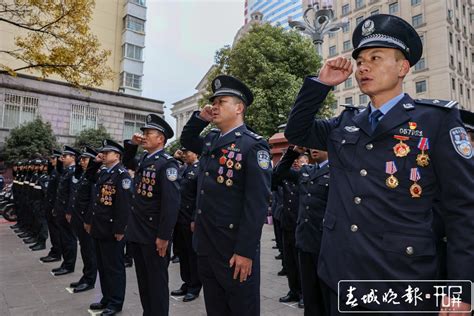 开屏新闻-升警旗、授奖章！昆明市公安局举行荣誉仪式，庆祝首个“警察节”