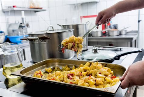 厨师在餐厅厨房煮土豆和肉片欧洲烹饪背高清图片下载-正版图片506451077-摄图网