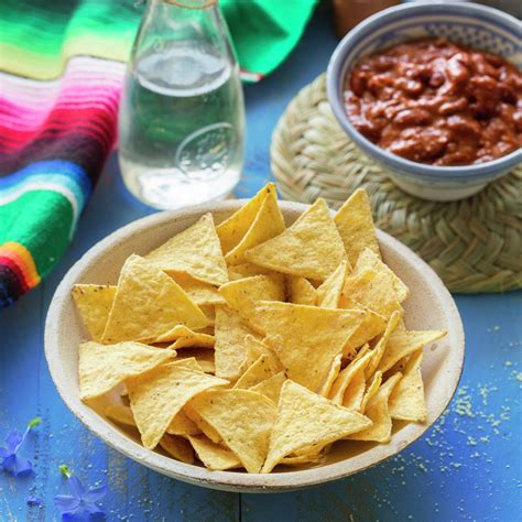 Nachos caseros con dip de "queso" vegano de anacardos: el picoteo más ...