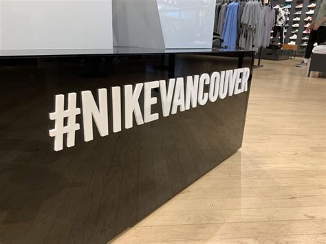 Retail Building Signage 的图像结果