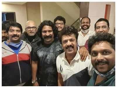 Pravin Tarde wraps up 'Sarsenapati Hambirrao'; shares group photo with ...