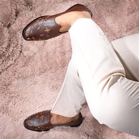 Monkstory Regal Floral Zardosi Mojari – Brown