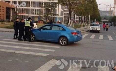 浙江台州一高校发生汽车冲撞行人事件 造成多人受伤