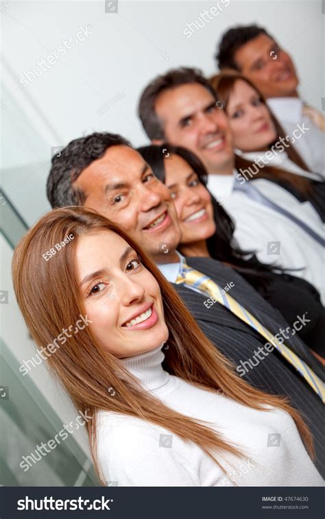 Business People Smiling in Group Photo 的图像结果