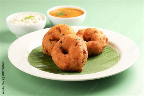 Best South Indian restaurant serving fresh vada with sambar and chutneys