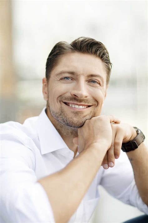 Understanding Man Smiling 的图像结果