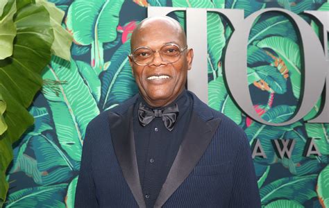 Samuel L. Jackson's unimpressed reaction to losing Tony award goes viral