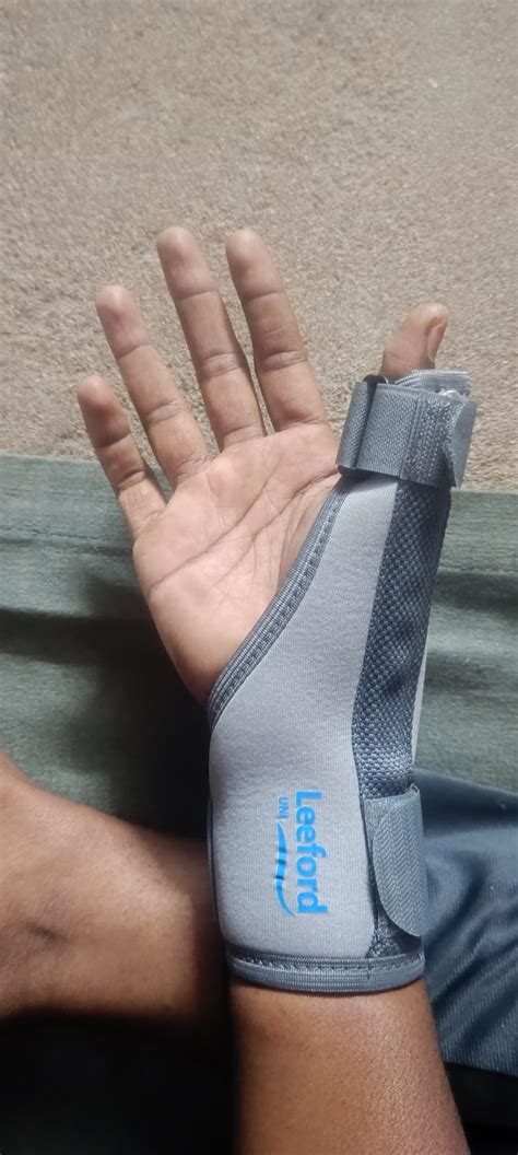 Buy Leeford Thumb Splint | Wrist band for pain relief | Right and left ...