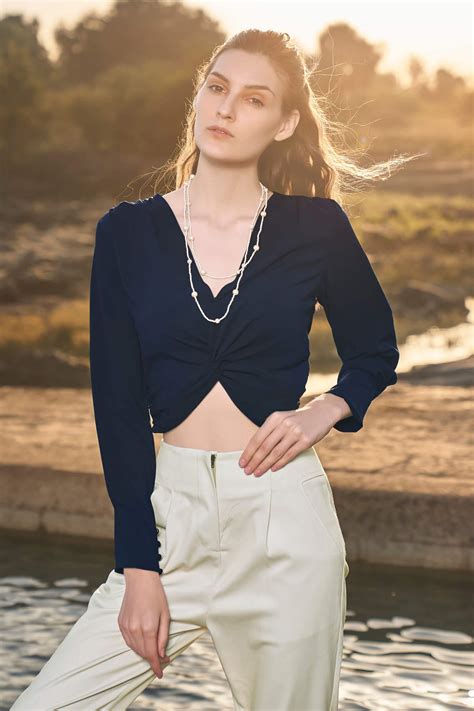 Navy Soild Cropped Twisted Knot Top – neofaa.com