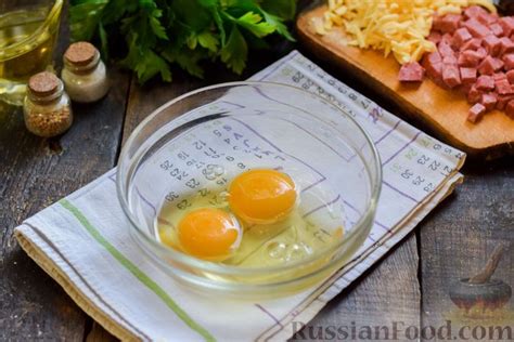 Рецепт: Омлет с сыром, колбасой и хлебом (в микроволновке) на ...