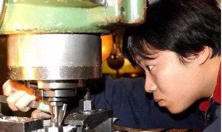 年轻工程师在工厂工作-蓝牛仔影像-中国原创广告影像素材