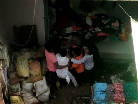 A fight over a lorry parking space outside a garment shop in Surat led ...