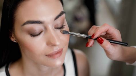 Dewy Makeup Look: Easy Steps to Master the Radiant Trend
