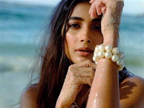 கொஞ்சோ யோசுச்சுருக்கலாம்! உள்ளாடை போடாமல் படுத்து போஸ்! பூஜா ஹெக்டெ ...