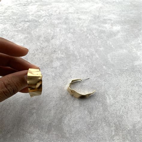 Brass Wavy Hammered Half Hoop - Shiny gold look – Urbanitii