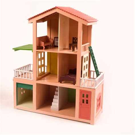 WOODEN DALL HOUSE – TOYWOOD
