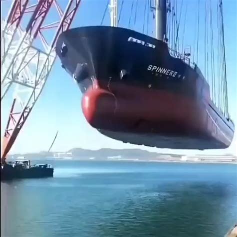 Hyundai-10000 is the world’s biggest shear-leg floating crane in ...