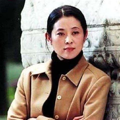 倪萍年轻的时候是这么漂亮，喜欢她吗？
