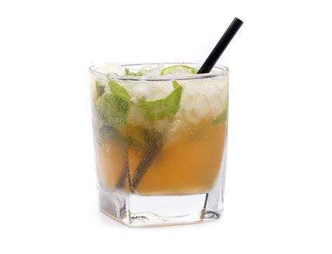 20 MustHave Whiskey Based Cocktails For Every New Year Party