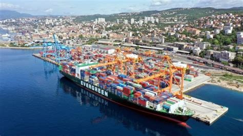 https://maritime-executive.com/media/images/article/Photos/Ports/Adriatic-Gate-Container-Terminal.1dffe6.jpg