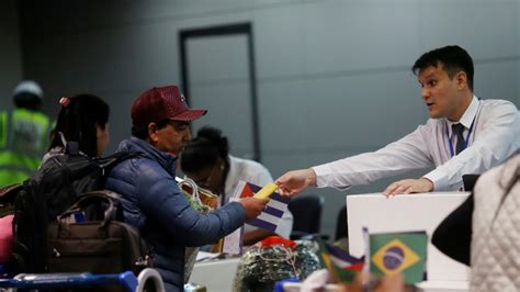 Contingente de médicos cubanos aterrizó en La Habana - France 24