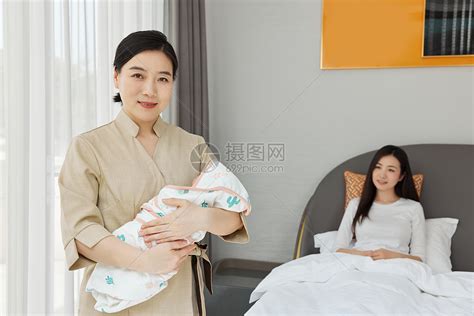 月嫂陪坐月子的母亲照顾新生婴儿高清图片下载-正版图片502384373-摄图网