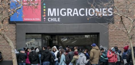 大量外国移民聚集首都教育部门口排队申请学号 | 智利中文网