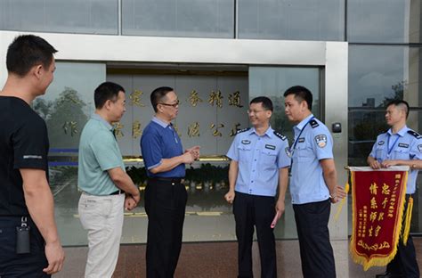 我校向桂林市公安局七星公安分局赠送锦旗-桂航新闻网