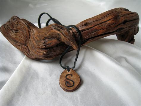 colgante de madera pirograbada con inicial - EncaLaConchi