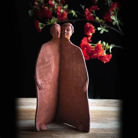 Couple Hugging Corner Piece Sculpture Amalfiee_Ceramics – Amalfiee Ceramics