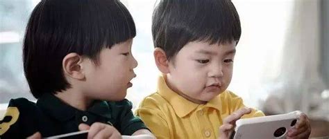 华媒：安徽合肥9岁男童因暑期狂玩手机，眼睛变成斗鸡眼 - 2019年8月22日, 俄罗斯卫星通讯社